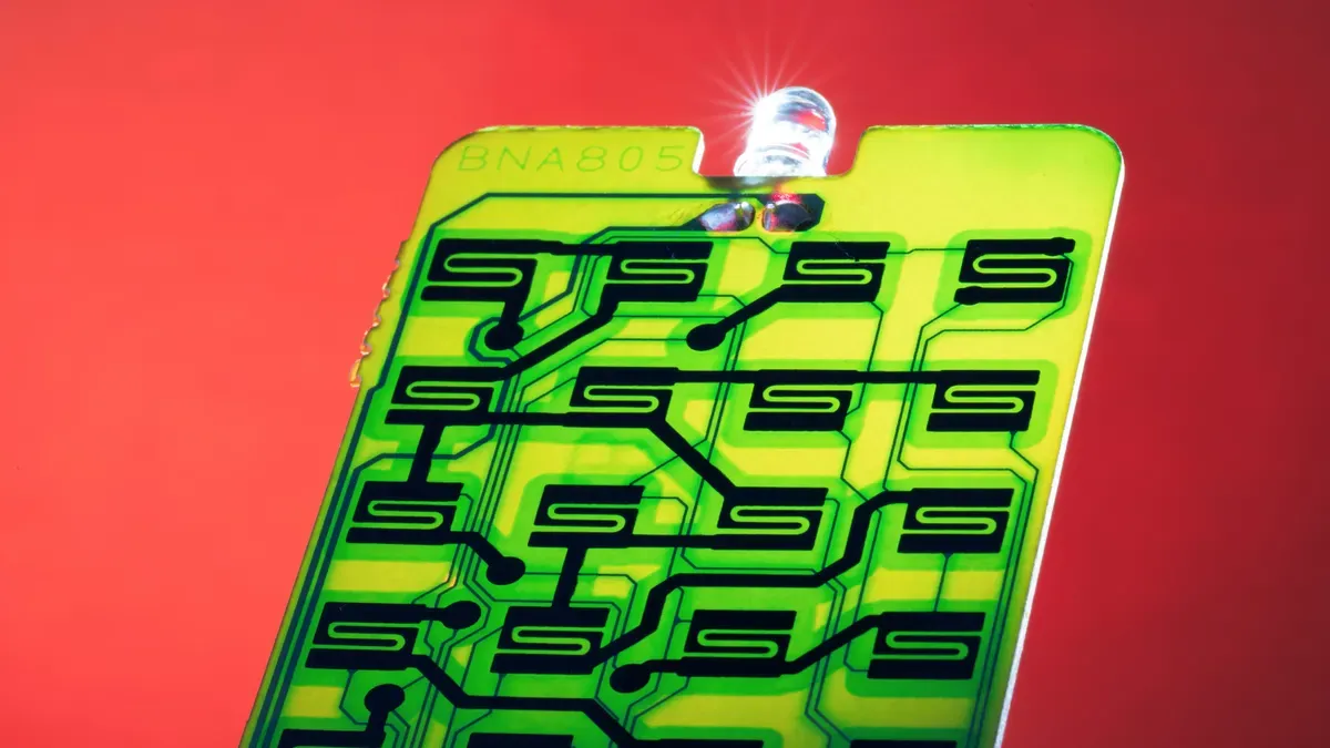 コンパクトAI音声ウェアラブルPCBレイアウト