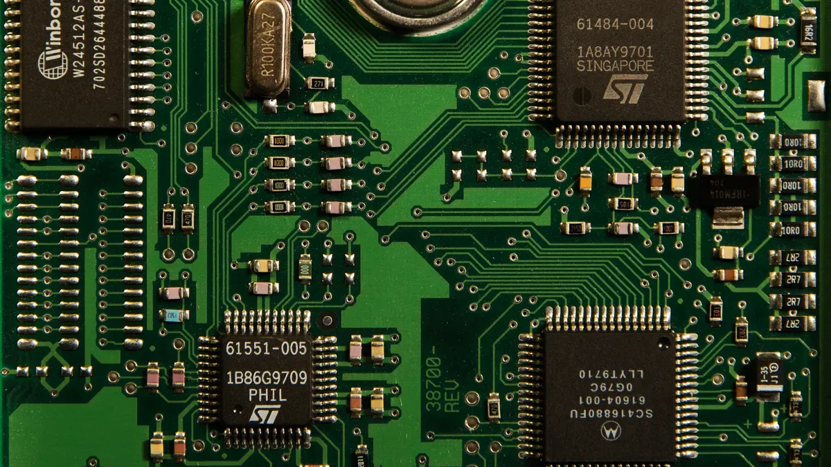 コンパクトなOpenAI音声ウェアラブルPCB:リジッドフレックスPCBA設計ガイド
